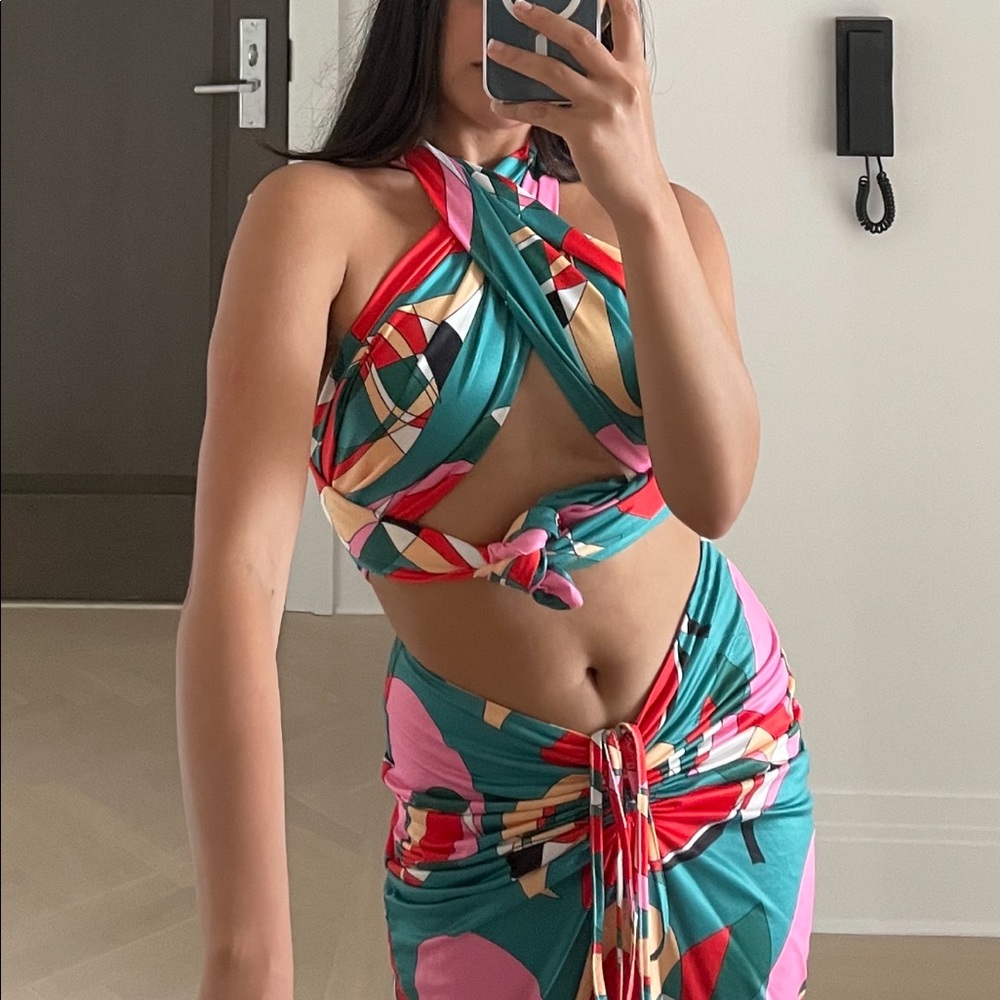 Beautiful two piece set. It has a similar geo print to By Jean.